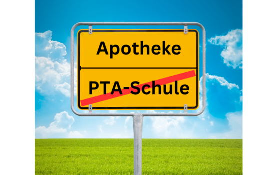 Gelbes Ortsschild, unten schwarze Schrift "PTA-Schule" rot durchgestrichen, oben "Apotheke"